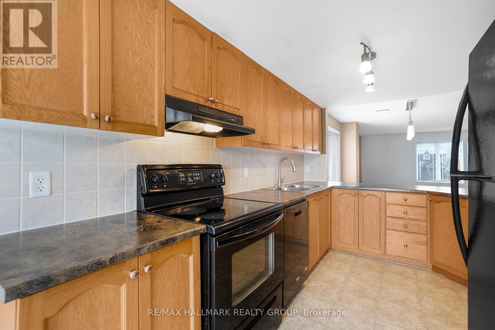 584 Lakeridge Drive, Ottawa, ON - Indoor Photo Showing Kitchen