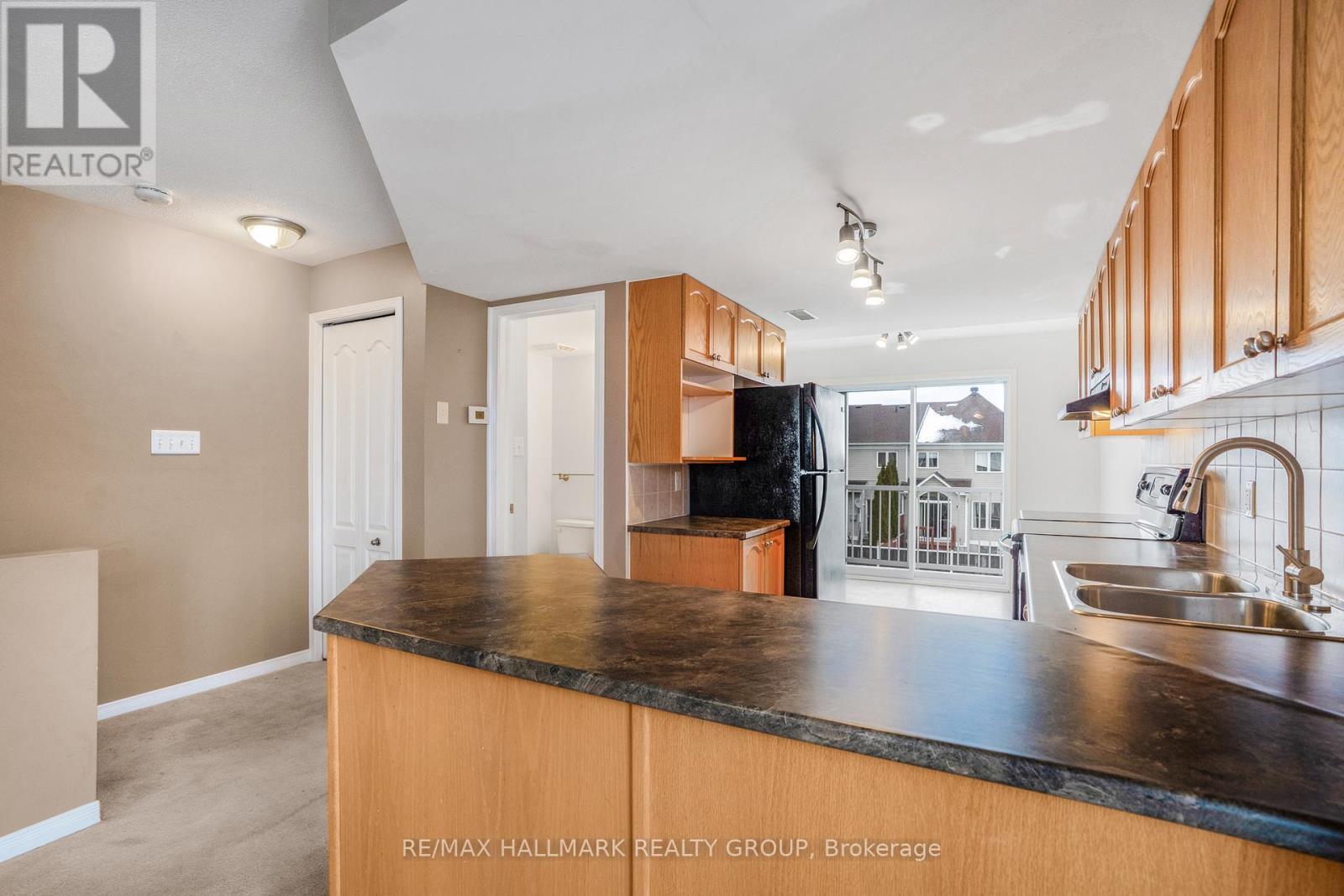 584 Lakeridge Drive, Ottawa, ON - Indoor Photo Showing Kitchen With Double Sink