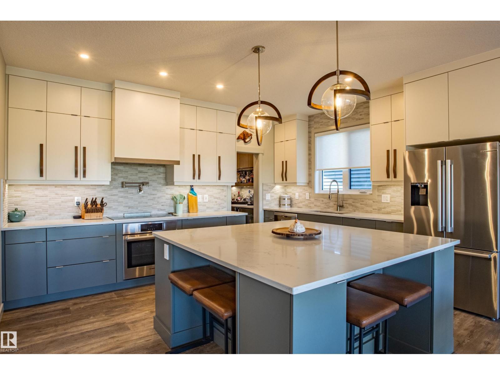 6013 Naden Ld Nw, Edmonton, AB - Indoor Photo Showing Kitchen With Upgraded Kitchen
