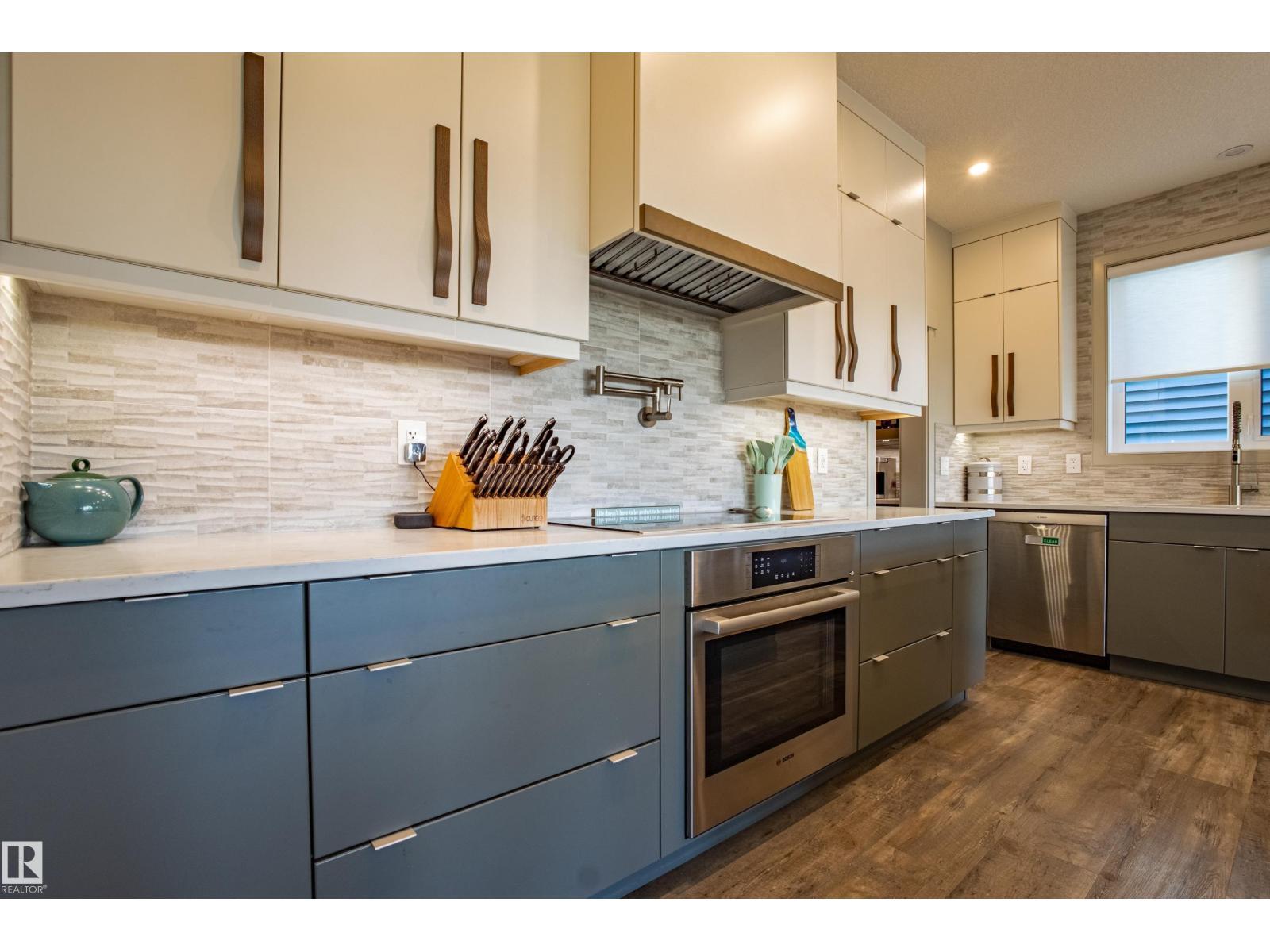 6013 Naden Ld Nw, Edmonton, AB - Indoor Photo Showing Kitchen With Upgraded Kitchen