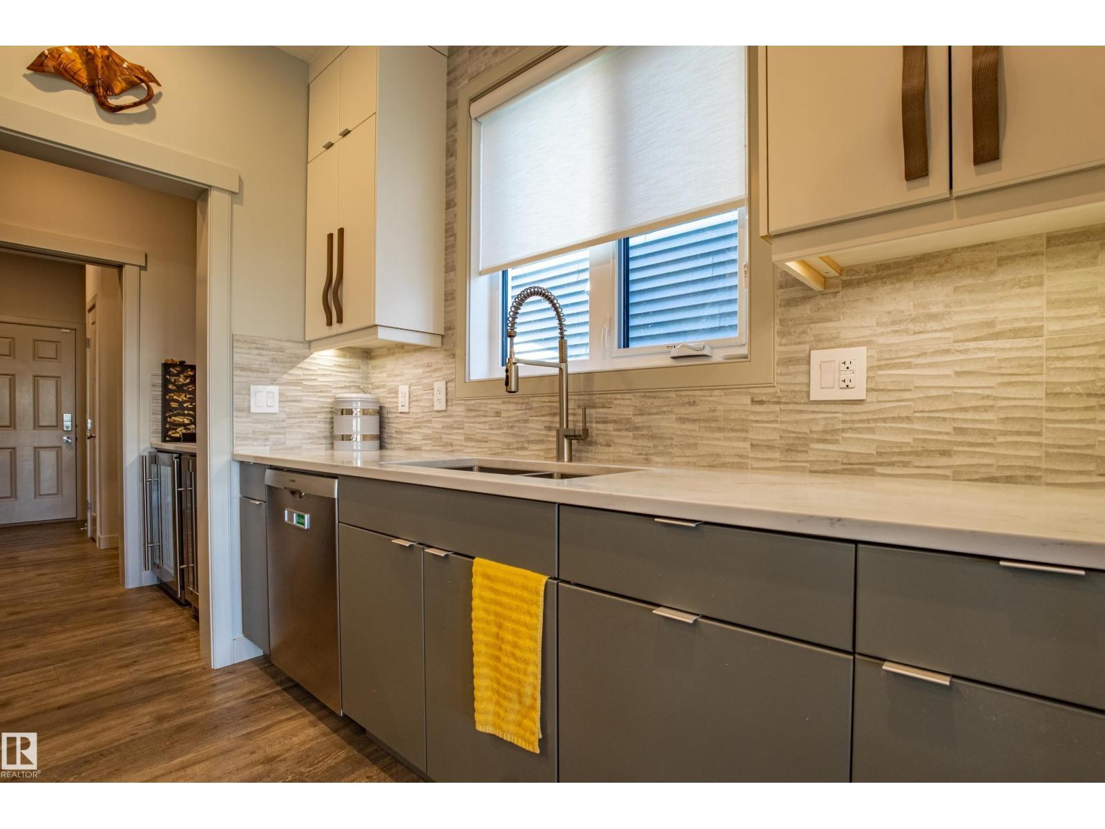 6013 Naden Ld Nw, Edmonton, AB - Indoor Photo Showing Kitchen