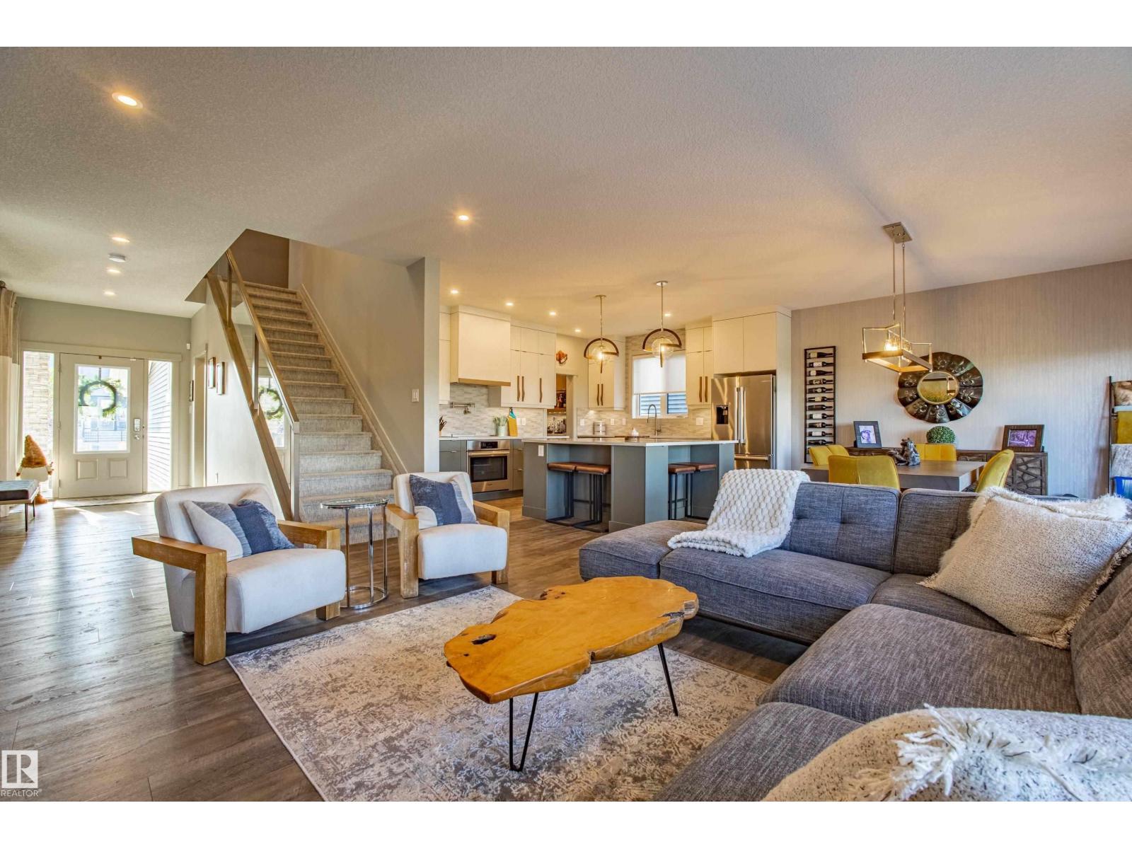 6013 Naden Ld Nw, Edmonton, AB - Indoor Photo Showing Living Room