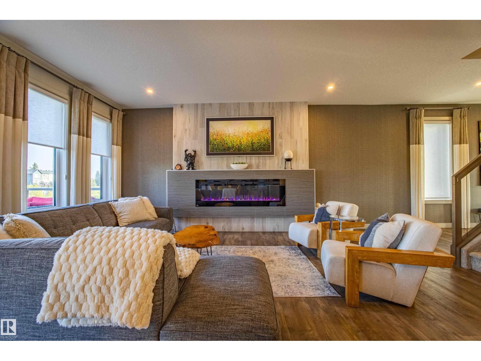 6013 Naden Ld Nw, Edmonton, AB - Indoor Photo Showing Living Room