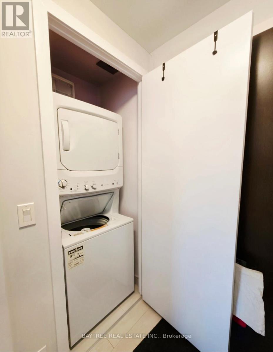 5007 - 2221 Yonge Street, Toronto, ON - Indoor Photo Showing Laundry Room