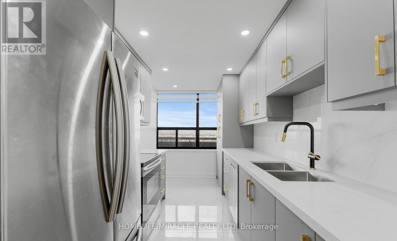 2605 - 18 Knightsbridge Road, Brampton, ON - Indoor Photo Showing Kitchen With Double Sink With Upgraded Kitchen