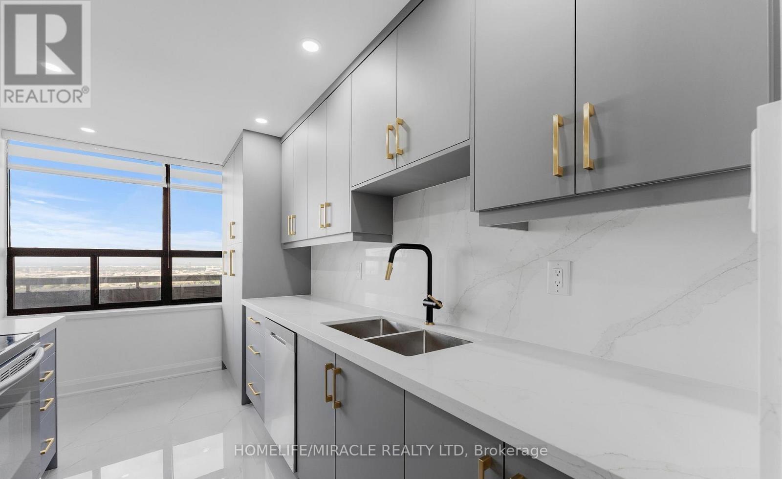 2605 - 18 Knightsbridge Road, Brampton, ON - Indoor Photo Showing Kitchen With Double Sink