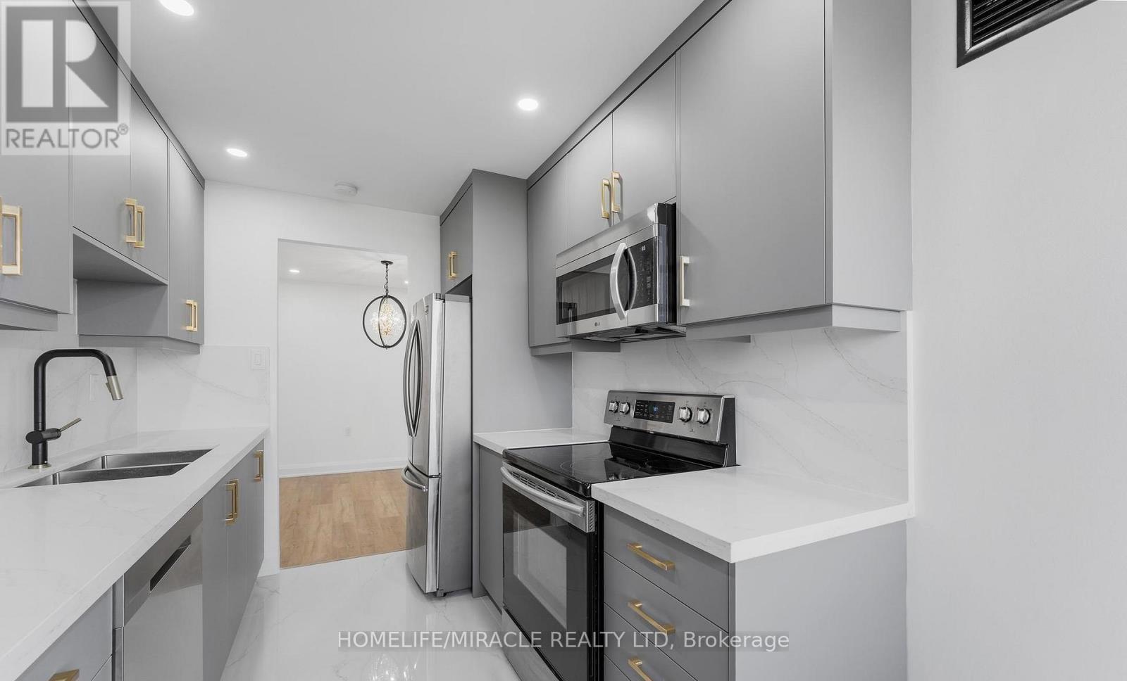 2605 - 18 Knightsbridge Road, Brampton, ON - Indoor Photo Showing Kitchen With Double Sink With Upgraded Kitchen