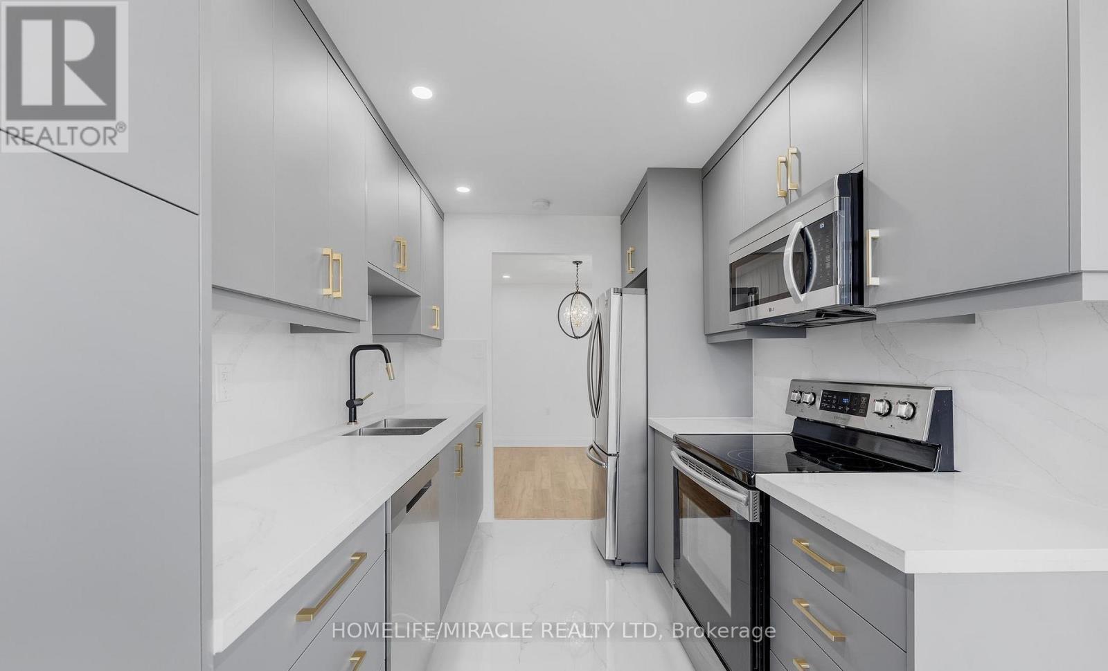 2605 - 18 Knightsbridge Road, Brampton, ON - Indoor Photo Showing Kitchen With Double Sink With Upgraded Kitchen