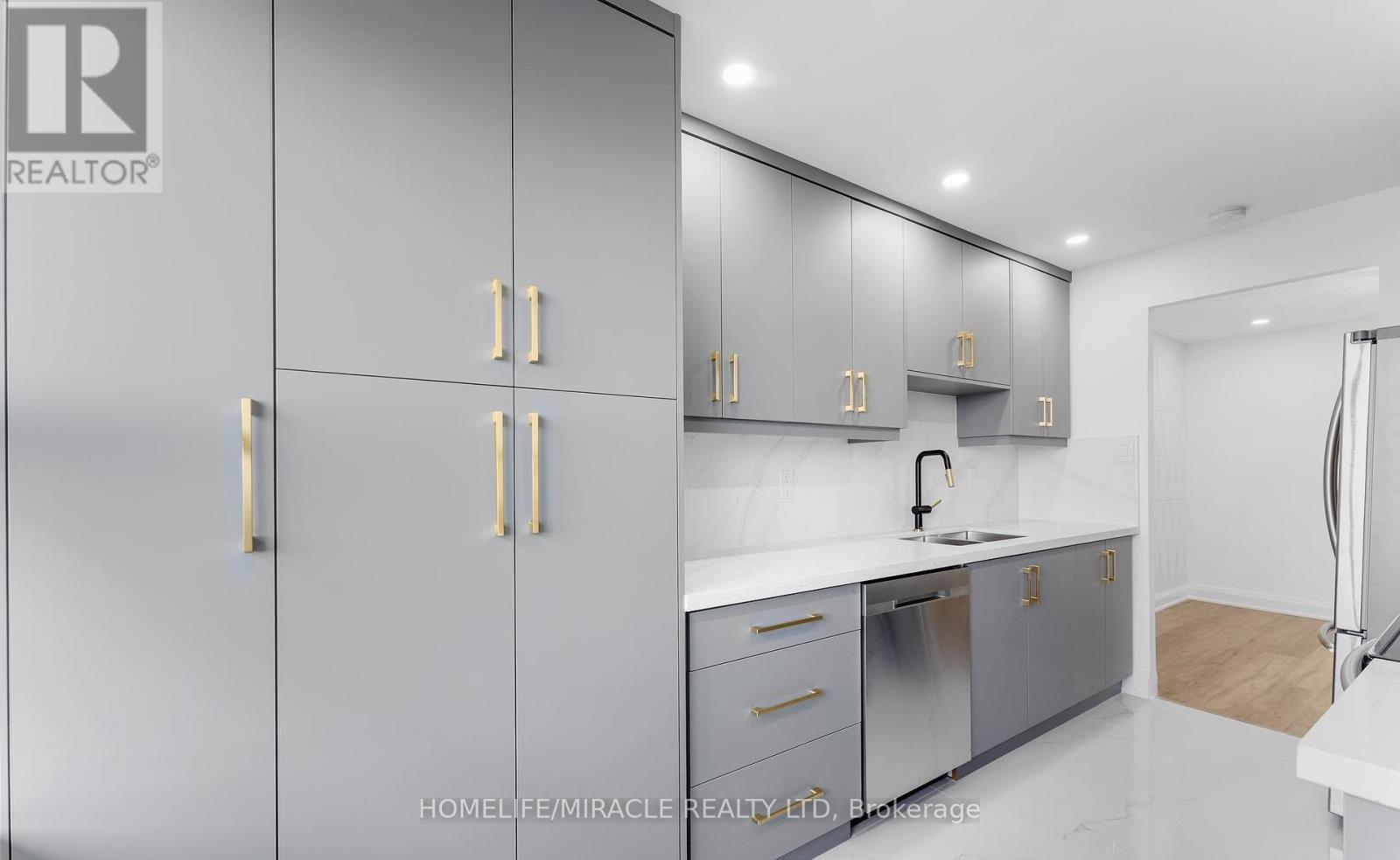 2605 - 18 Knightsbridge Road, Brampton, ON - Indoor Photo Showing Kitchen With Upgraded Kitchen