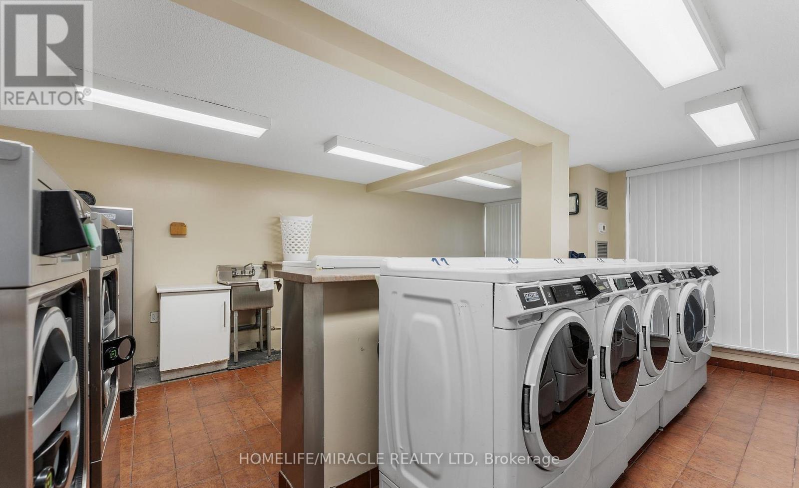 2605 - 18 Knightsbridge Road, Brampton, ON - Indoor Photo Showing Laundry Room