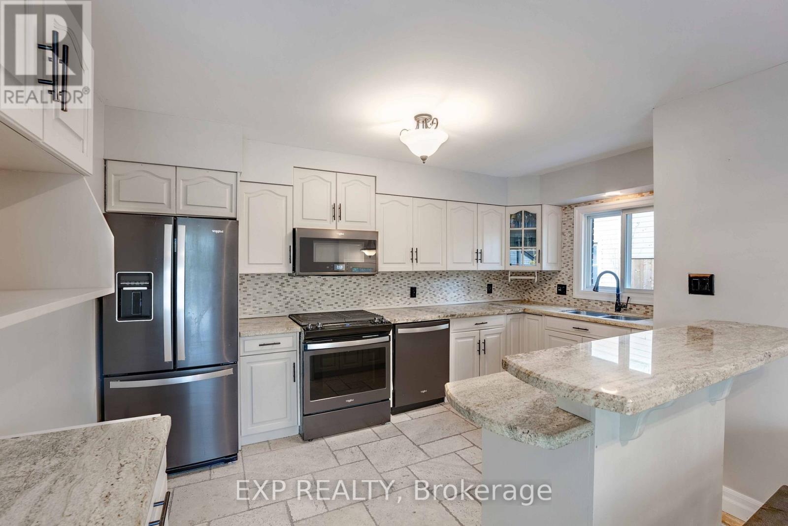 3426 Strang Drive, Niagara Falls (Chippawa), ON - Indoor Photo Showing Kitchen With Double Sink With Upgraded Kitchen