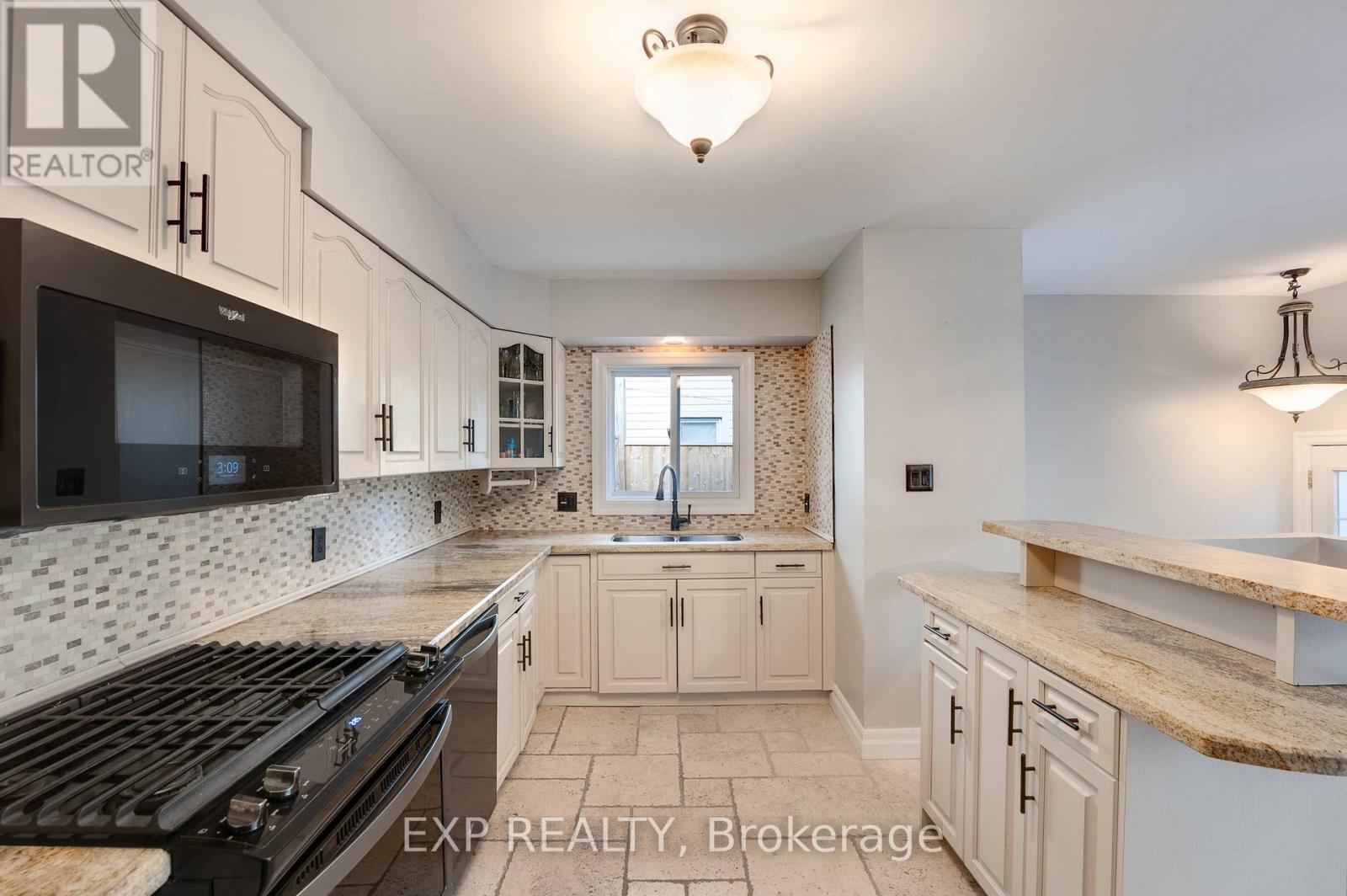 3426 Strang Drive, Niagara Falls (Chippawa), ON - Indoor Photo Showing Kitchen With Double Sink