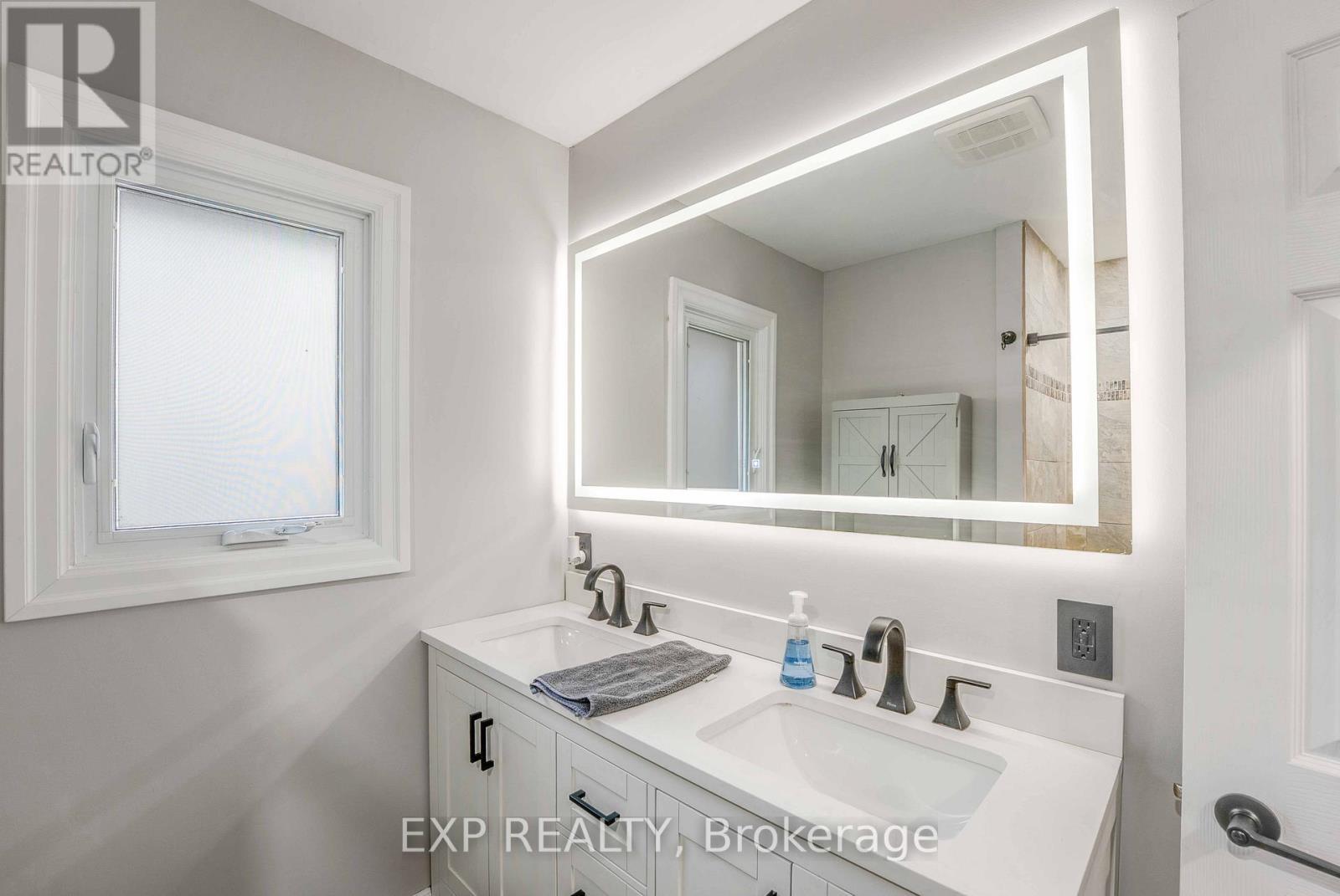 3426 Strang Drive, Niagara Falls (Chippawa), ON - Indoor Photo Showing Bathroom
