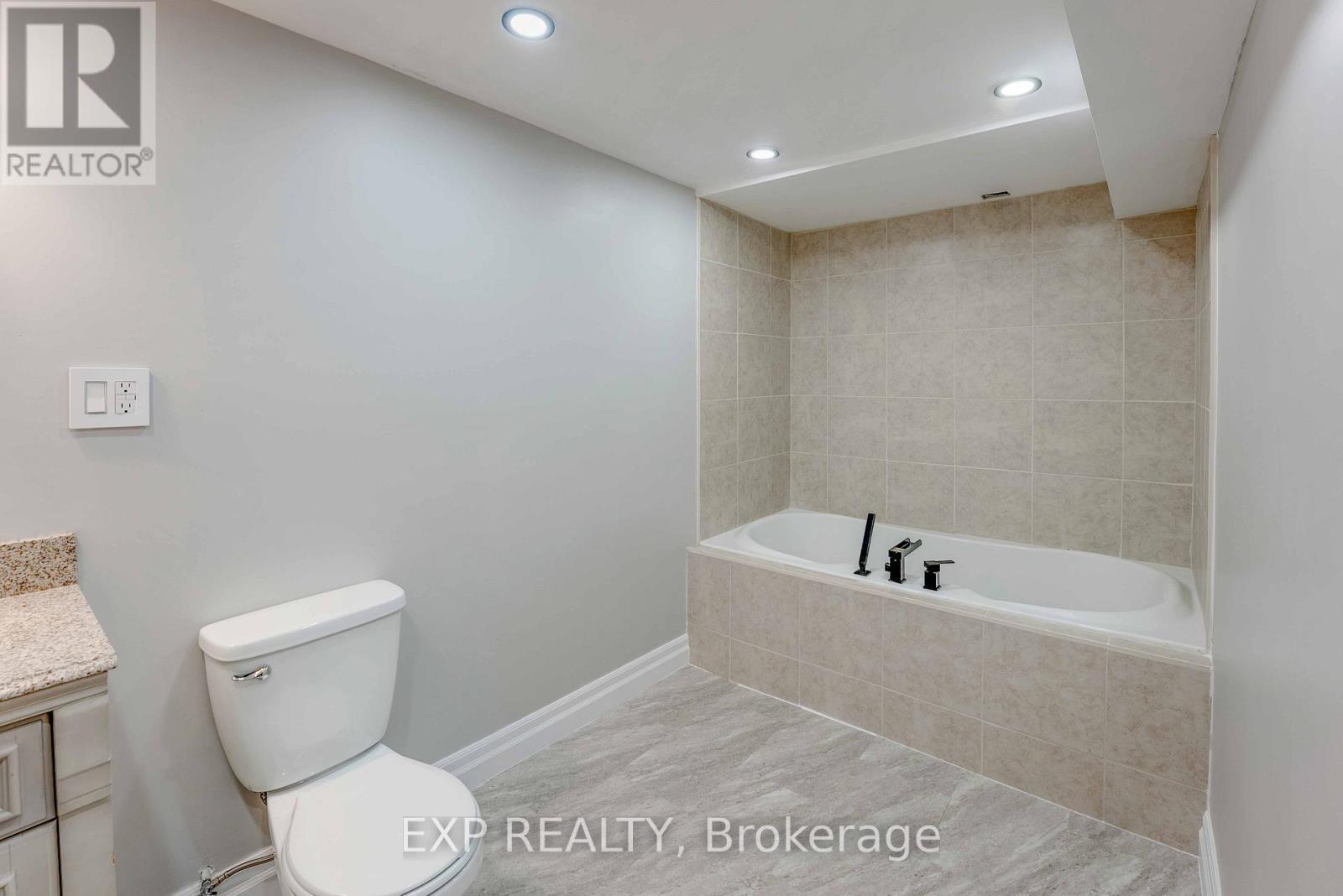 3426 Strang Drive, Niagara Falls (Chippawa), ON - Indoor Photo Showing Bathroom