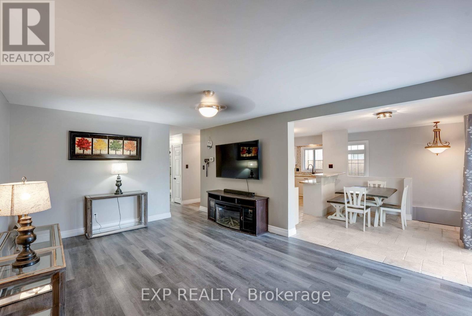 3426 Strang Drive, Niagara Falls (Chippawa), ON - Indoor Photo Showing Living Room