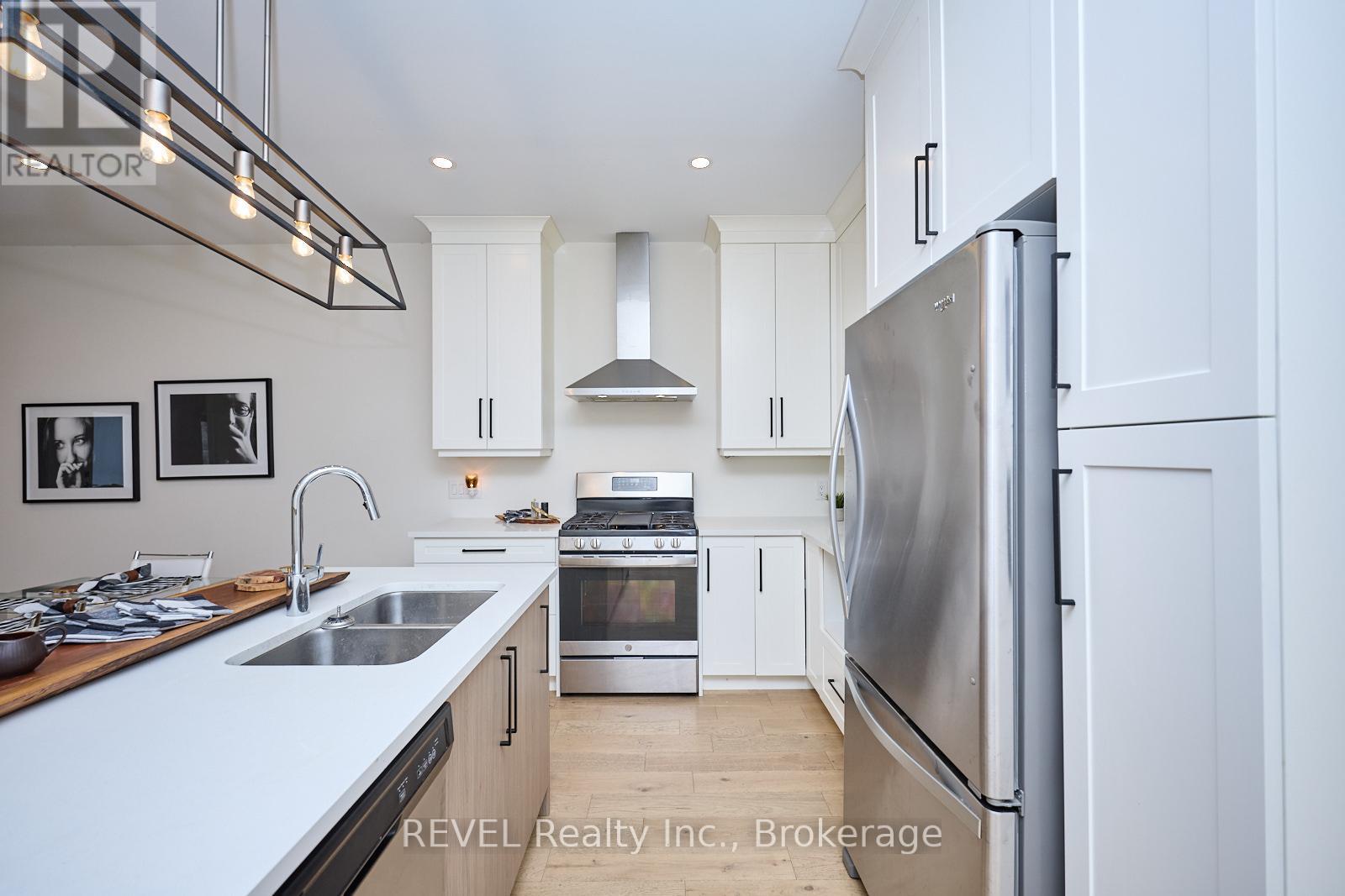 20 - 8974 Willoughby Drive, Niagara Falls (Chippawa), ON - Indoor Photo Showing Kitchen With Double Sink With Upgraded Kitchen