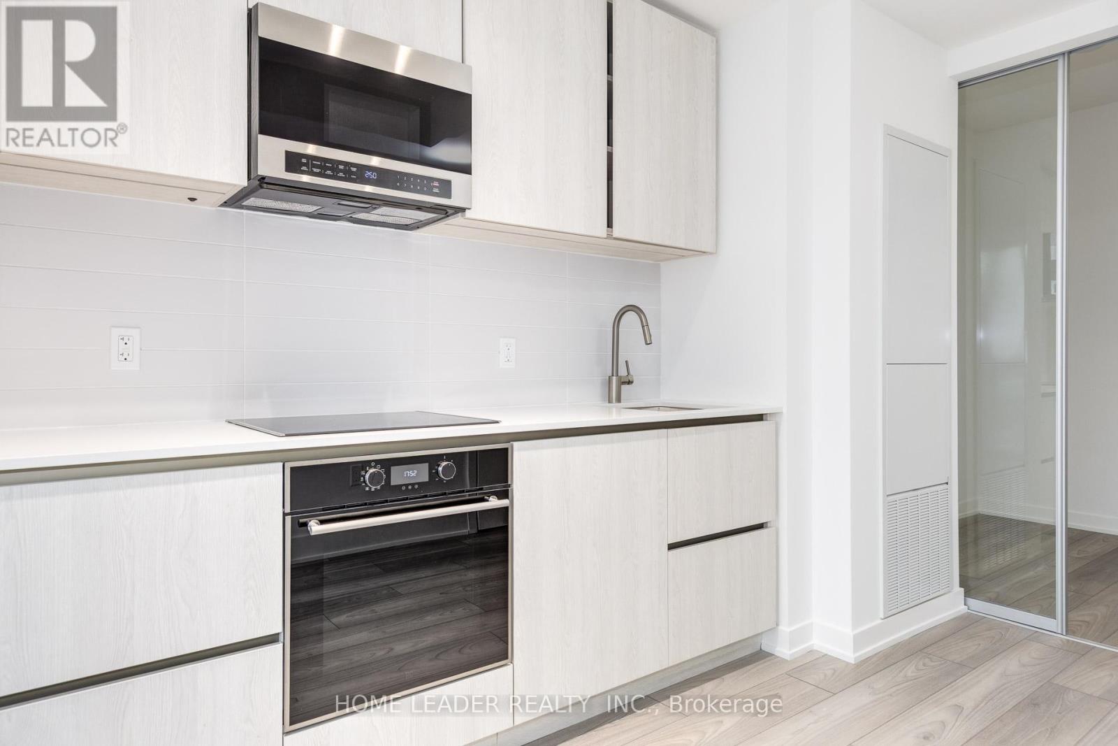 2114 - 120 Broadway Avenue, Toronto, ON - Indoor Photo Showing Kitchen