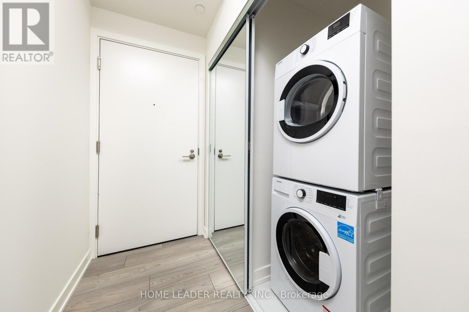 2114 - 120 Broadway Avenue, Toronto, ON - Indoor Photo Showing Laundry Room