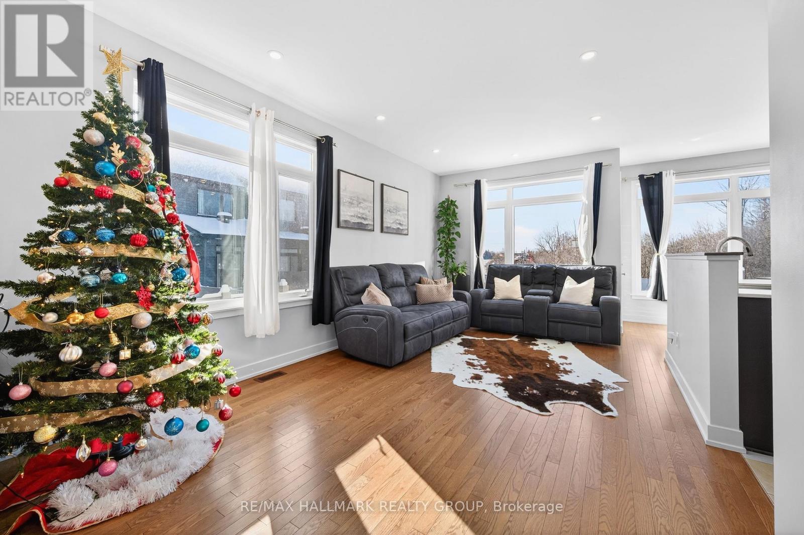 307 Ibanez Walk, Ottawa, ON - Indoor Photo Showing Living Room