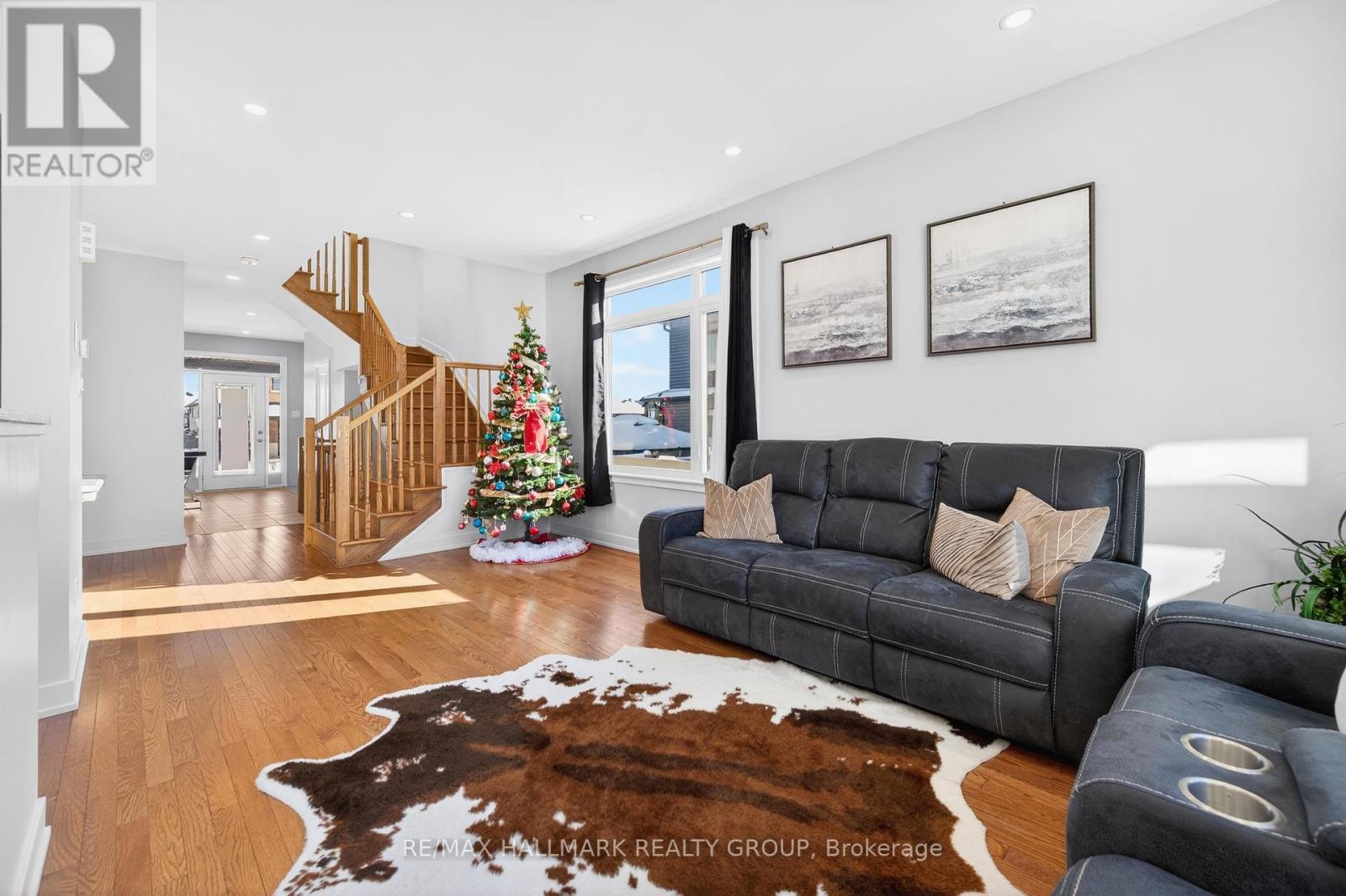 307 Ibanez Walk, Ottawa, ON - Indoor Photo Showing Living Room