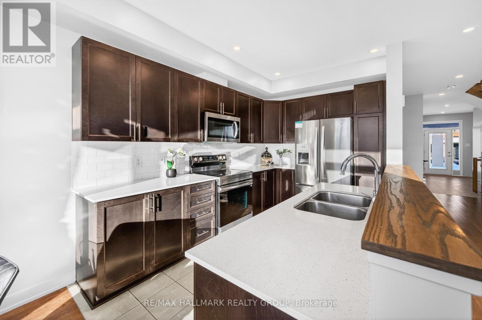 307 Ibanez Walk, Ottawa, ON - Indoor Photo Showing Kitchen With Stainless Steel Kitchen With Double Sink With Upgraded Kitchen