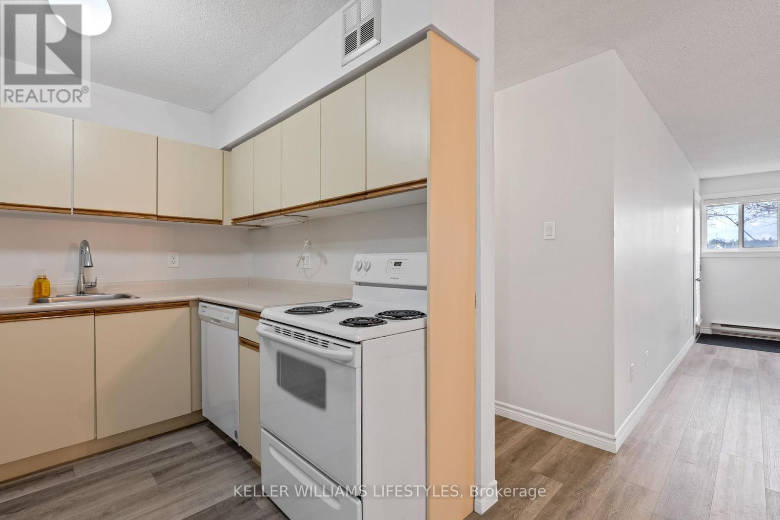 105 - 15 Jacksway Crescent, London North (North G), ON - Indoor Photo Showing Kitchen