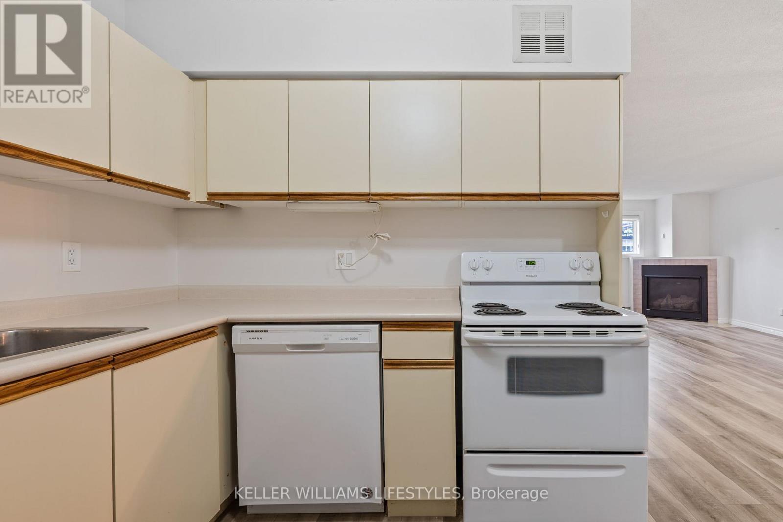 105 - 15 Jacksway Crescent, London North (North G), ON - Indoor Photo Showing Kitchen
