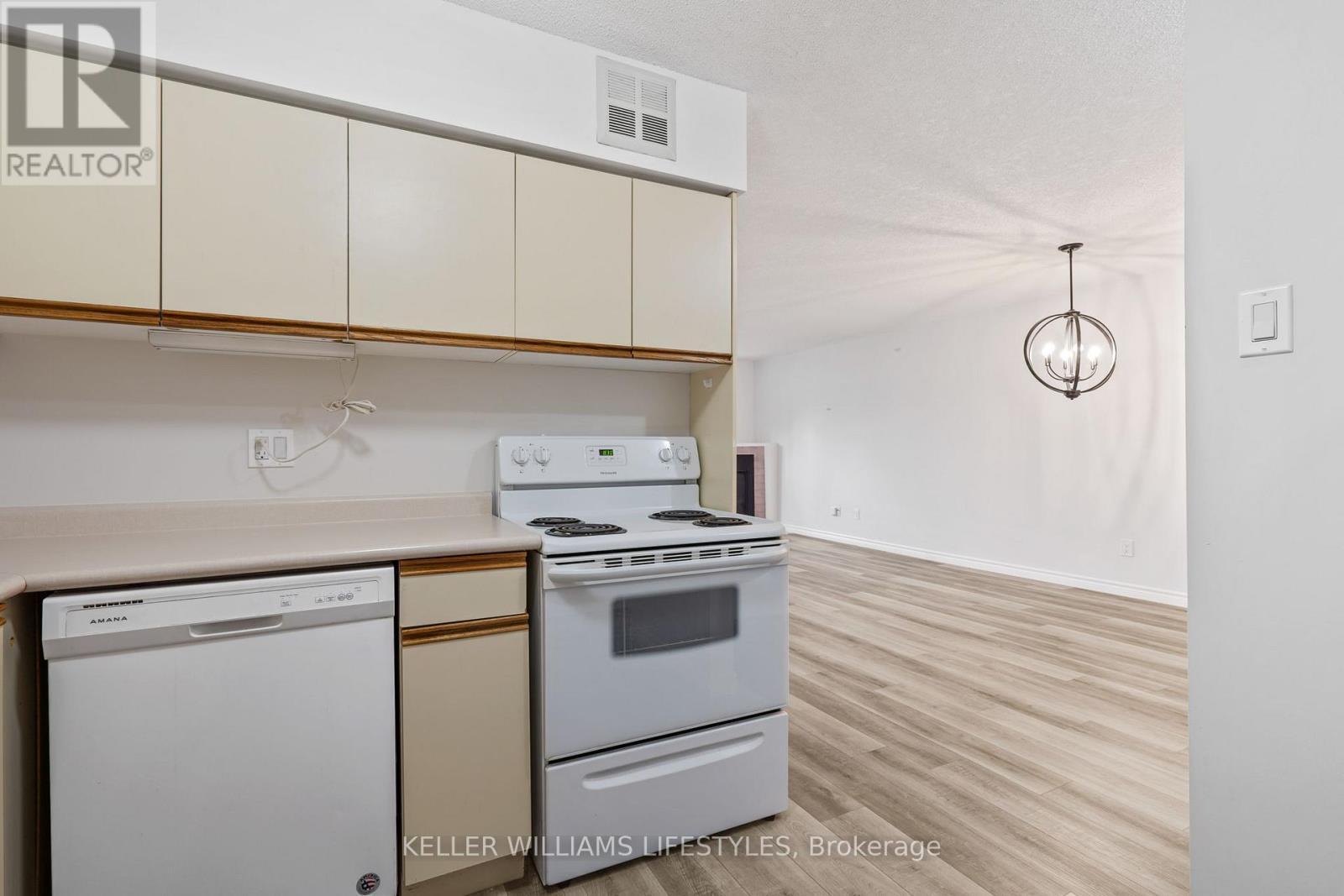 105 - 15 Jacksway Crescent, London North (North G), ON - Indoor Photo Showing Kitchen