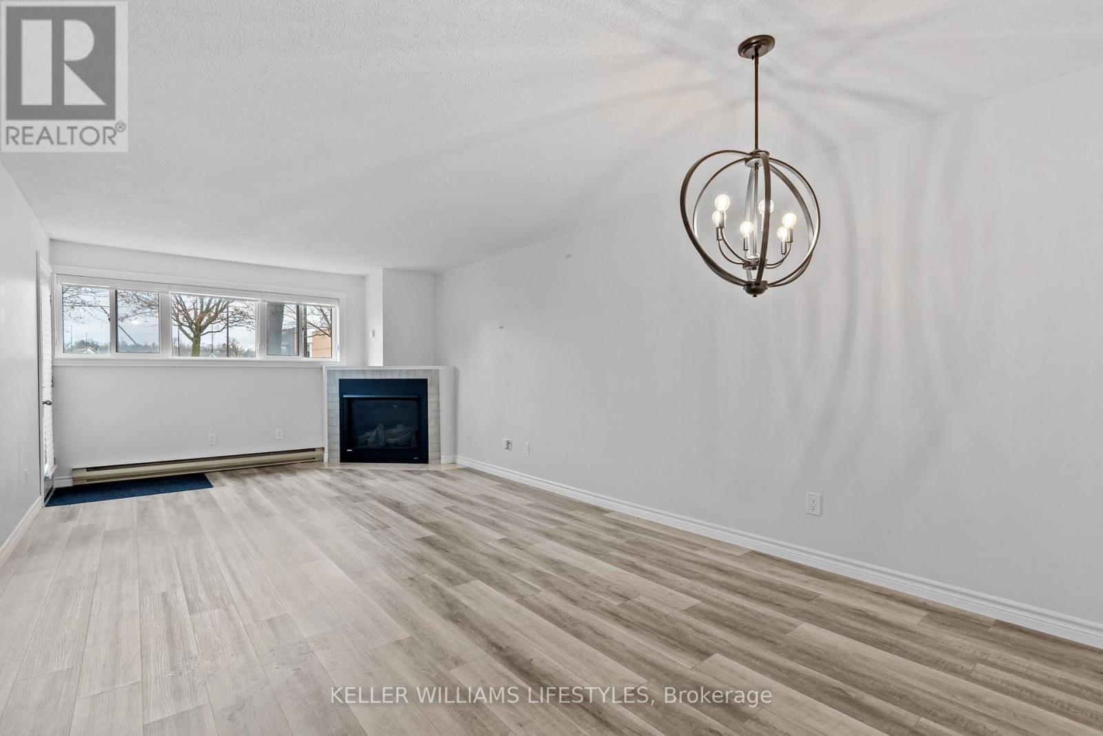 105 - 15 Jacksway Crescent, London North (North G), ON - Indoor Photo Showing Other Room With Fireplace