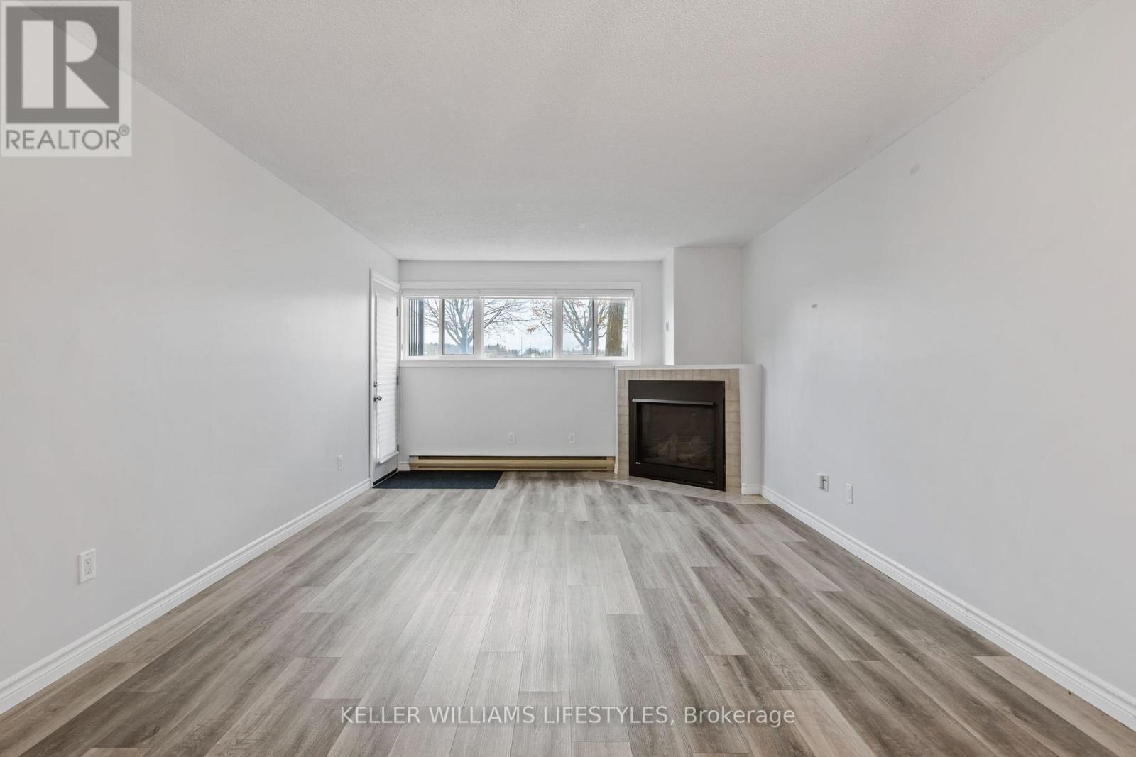 105 - 15 Jacksway Crescent, London North (North G), ON - Indoor With Fireplace