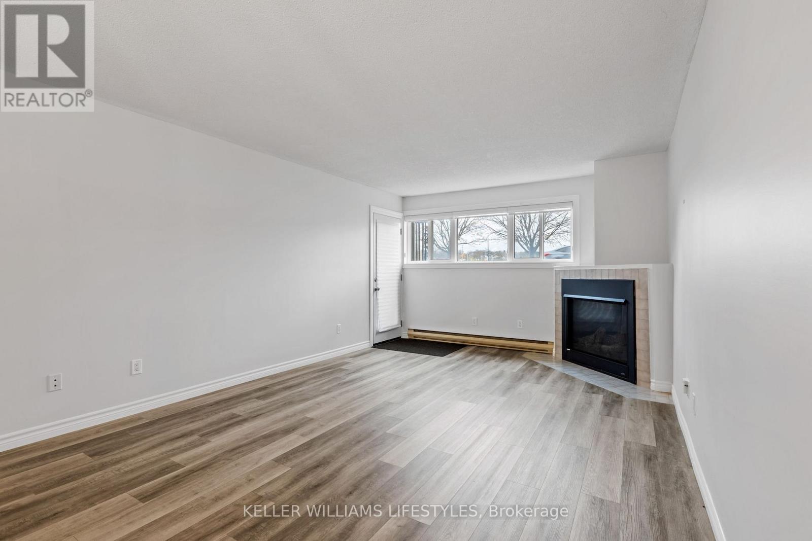 105 - 15 Jacksway Crescent, London North (North G), ON - Indoor With Fireplace