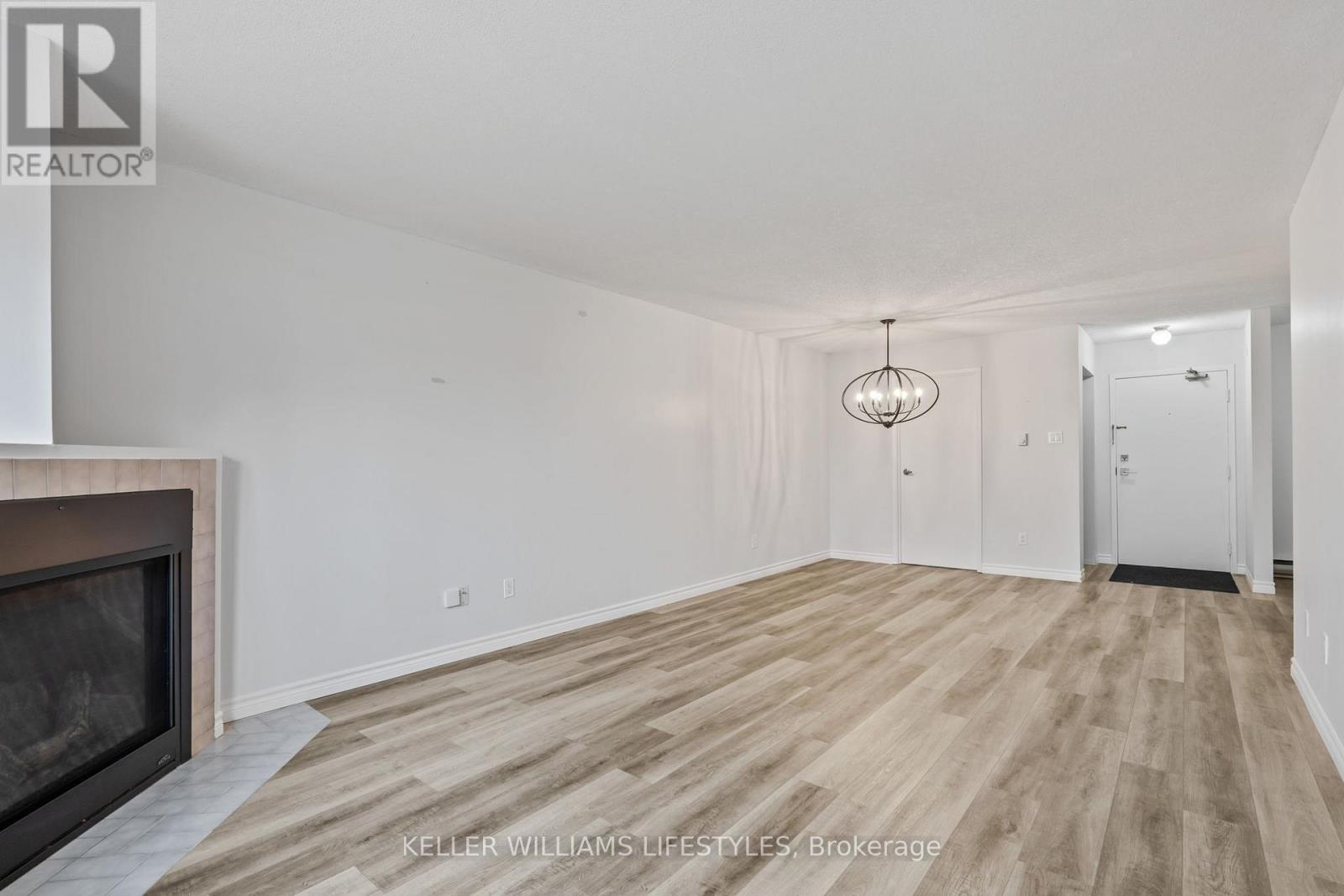 105 - 15 Jacksway Crescent, London North (North G), ON - Indoor With Fireplace