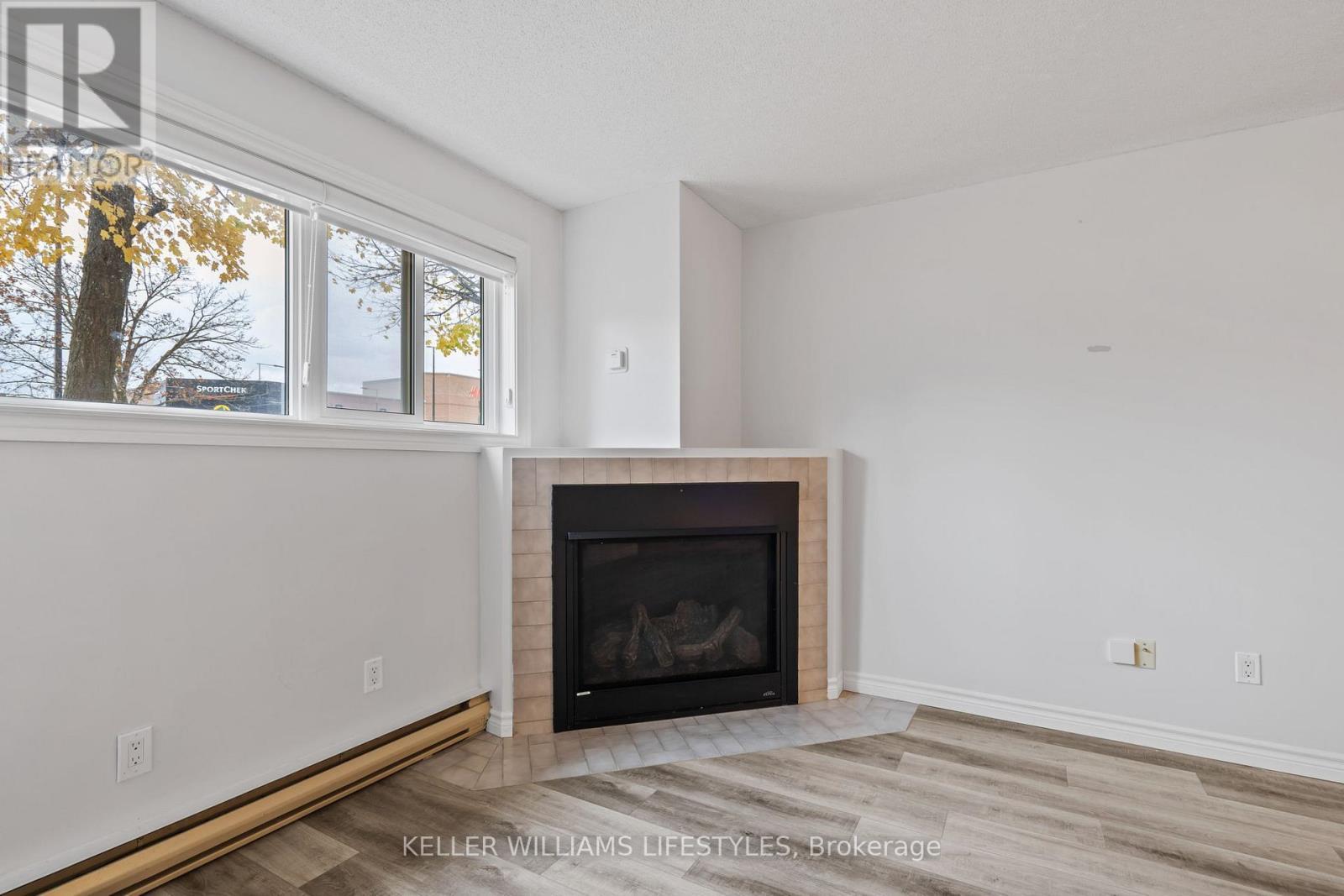 105 - 15 Jacksway Crescent, London North (North G), ON - Indoor Photo Showing Living Room With Fireplace