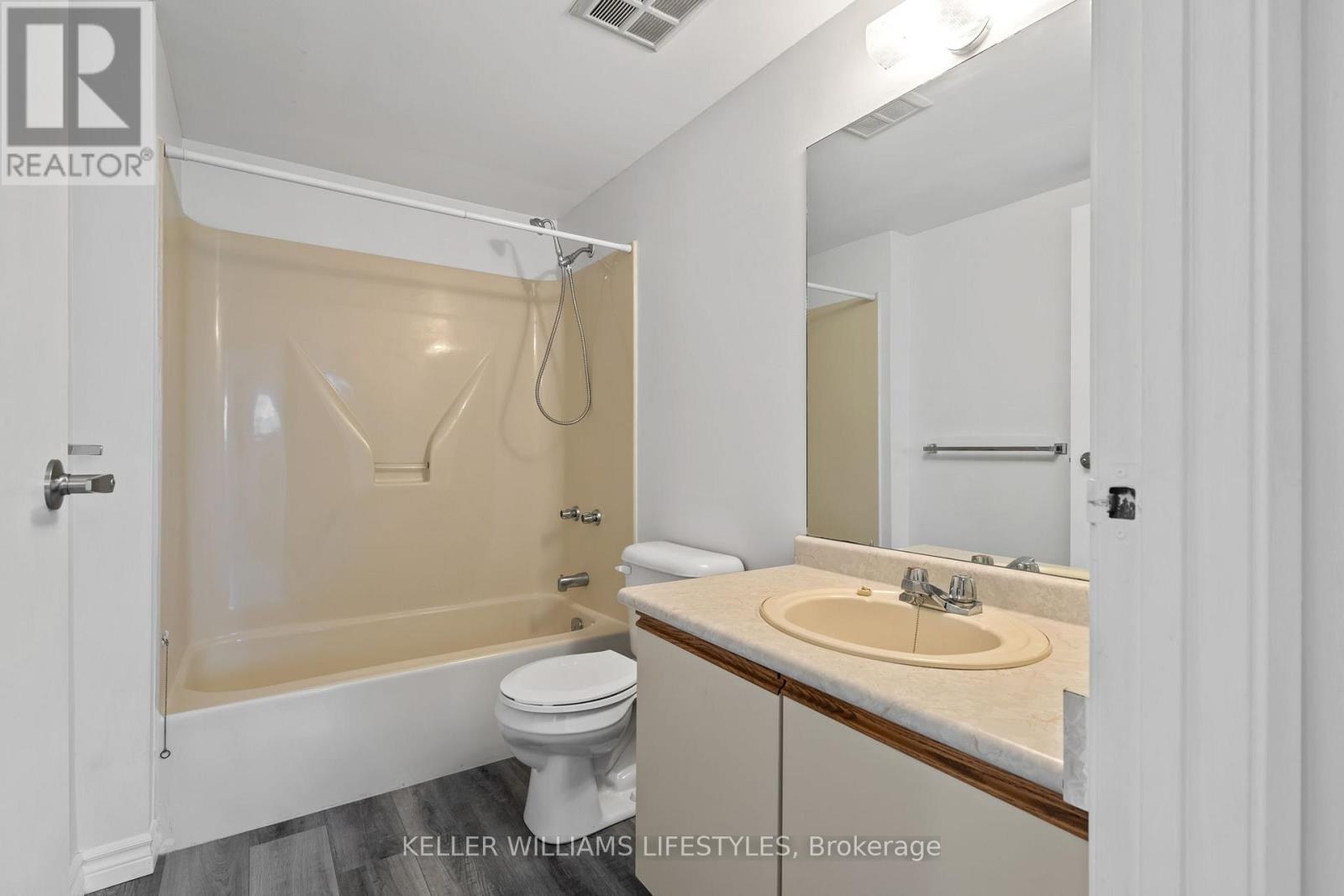 105 - 15 Jacksway Crescent, London North (North G), ON - Indoor Photo Showing Bathroom