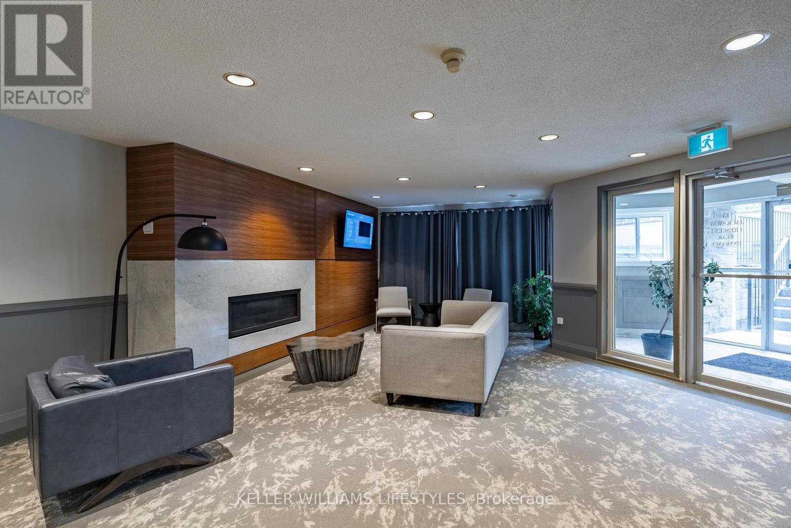 105 - 15 Jacksway Crescent, London North (North G), ON - Indoor With Fireplace