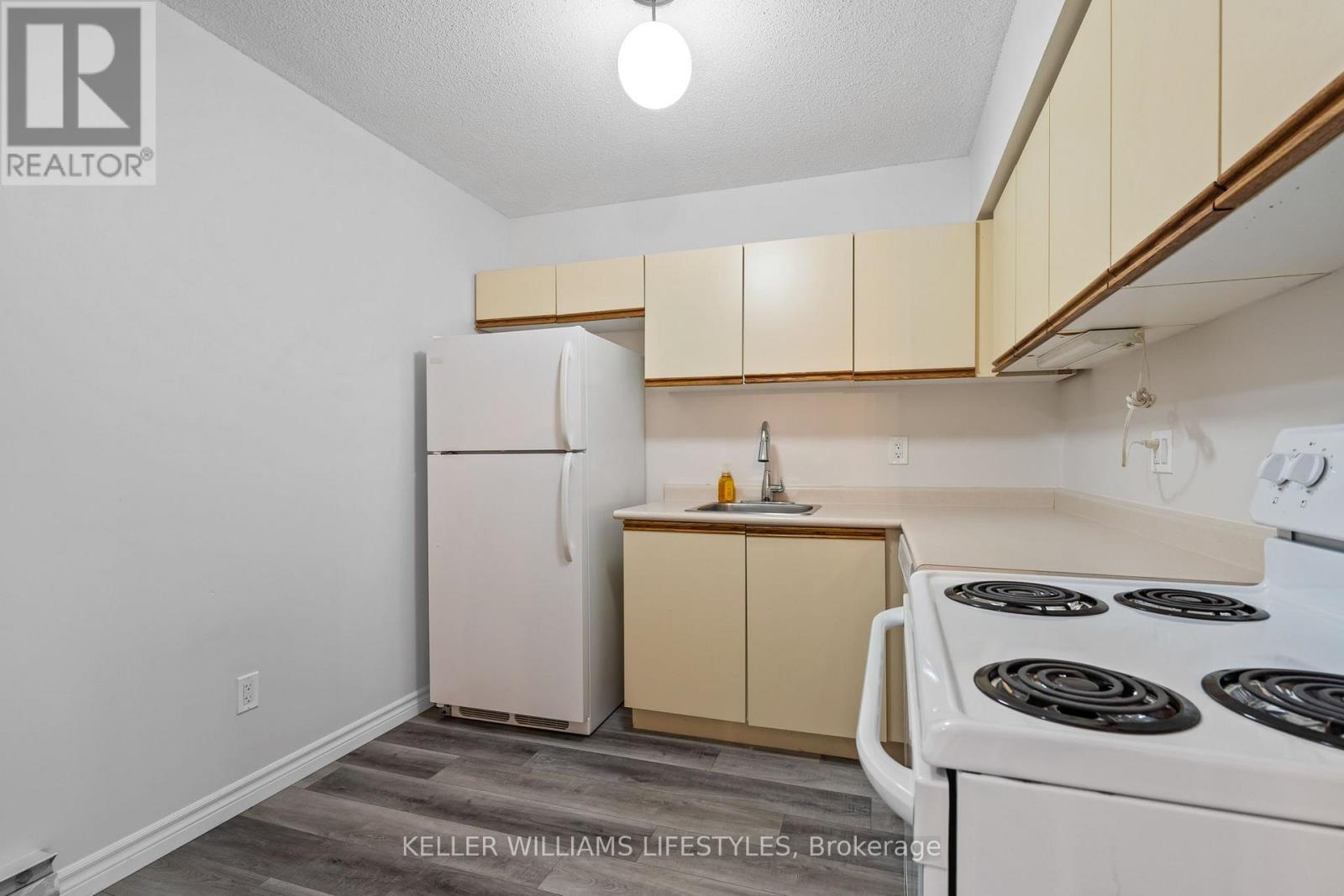 105 - 15 Jacksway Crescent, London North (North G), ON - Indoor Photo Showing Kitchen