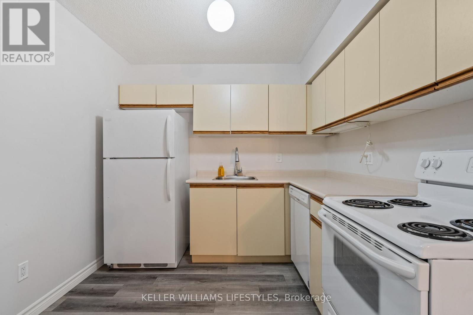 105 - 15 Jacksway Crescent, London North (North G), ON - Indoor Photo Showing Kitchen