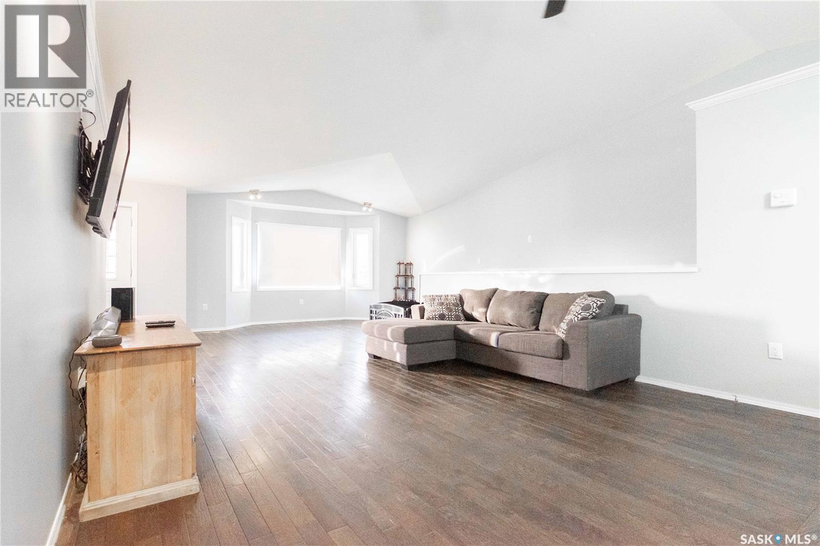 143 6Th Street, Pilot Butte, SK - Indoor Photo Showing Living Room
