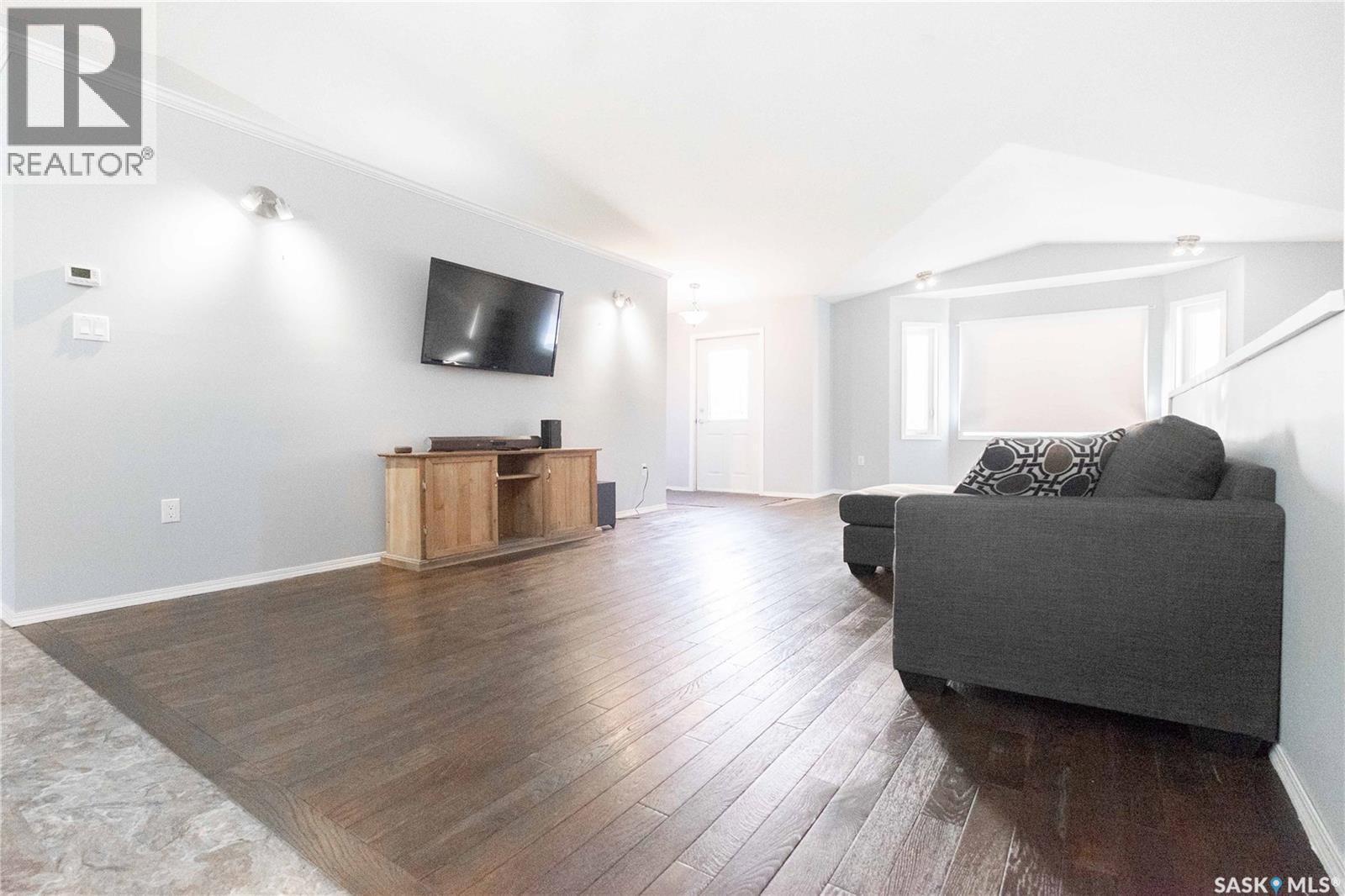 143 6Th Street, Pilot Butte, SK - Indoor Photo Showing Living Room