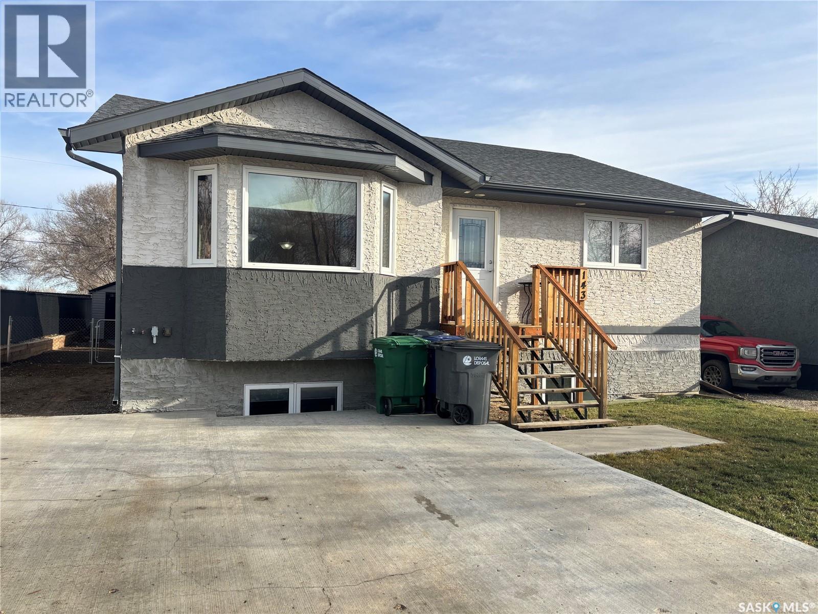 143 6Th Street, Pilot Butte, SK - Outdoor