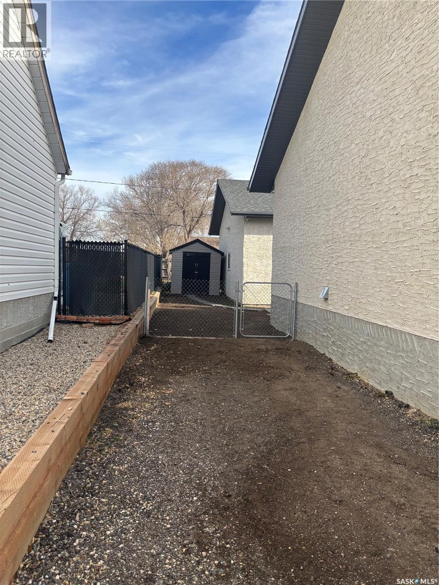 143 6Th Street, Pilot Butte, SK - Outdoor