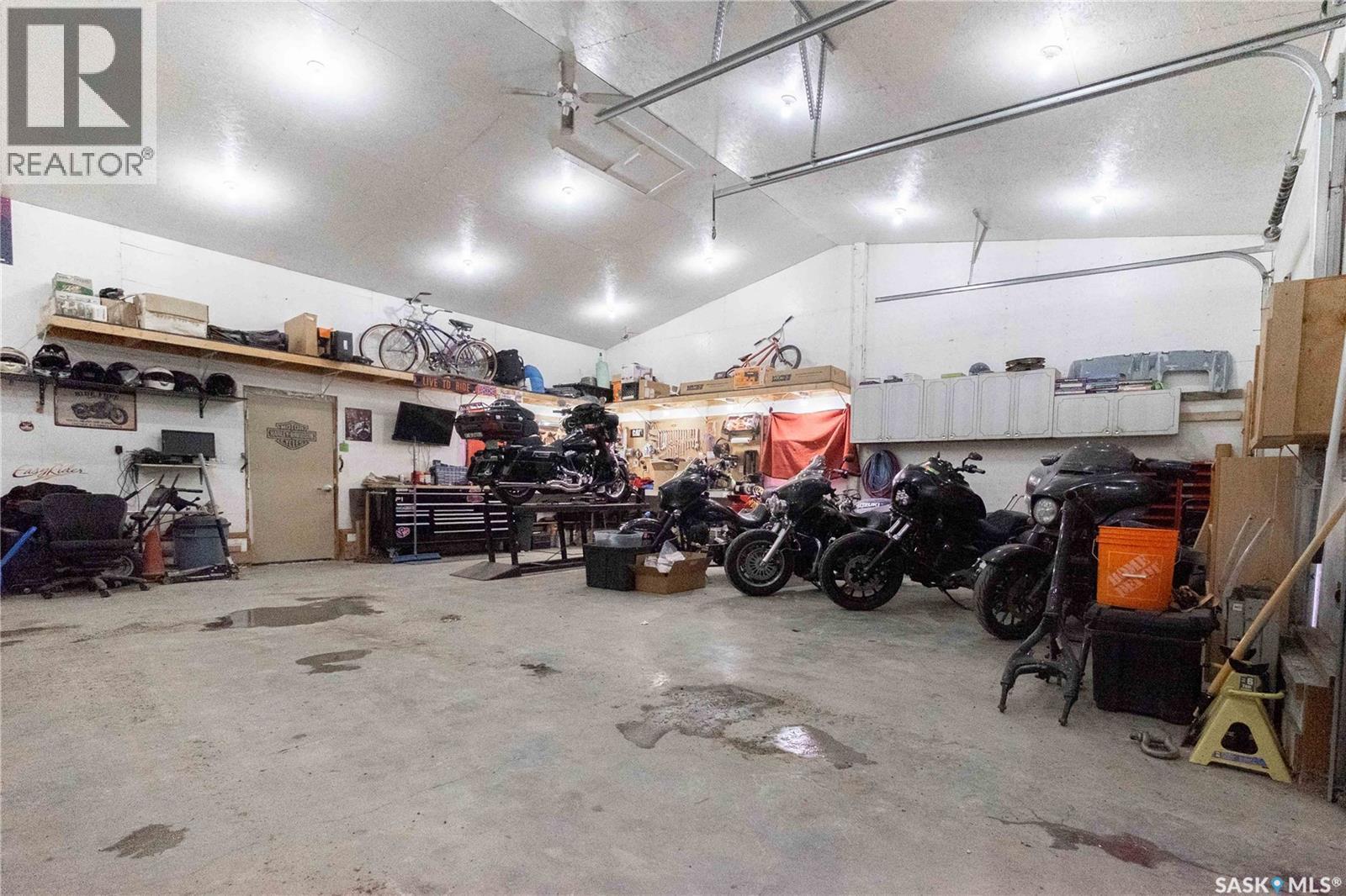 143 6Th Street, Pilot Butte, SK - Indoor Photo Showing Garage