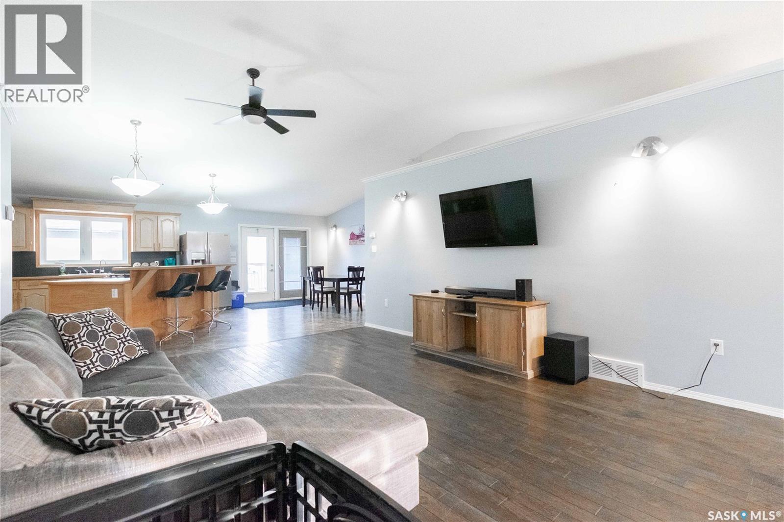 143 6Th Street, Pilot Butte, SK - Indoor Photo Showing Living Room