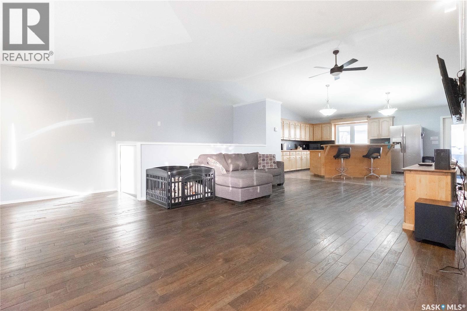 143 6Th Street, Pilot Butte, SK - Indoor Photo Showing Living Room