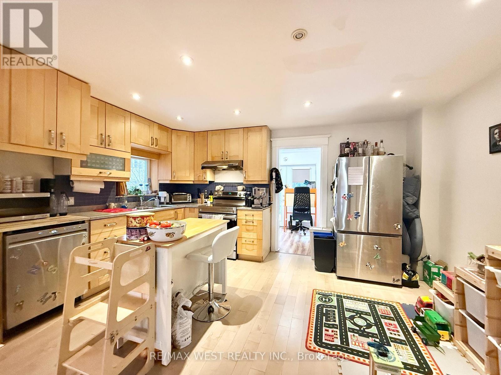 Main & 2Nd - 15 Keystone Avenue, Toronto, ON - Indoor Photo Showing Kitchen