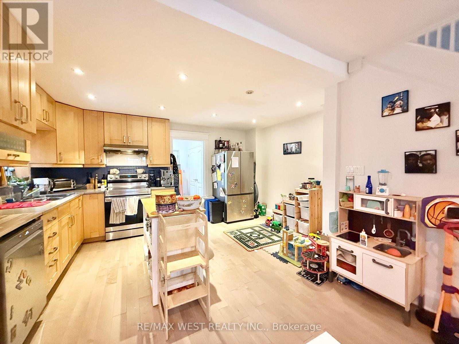 Main & 2Nd - 15 Keystone Avenue, Toronto, ON - Indoor Photo Showing Kitchen With Double Sink