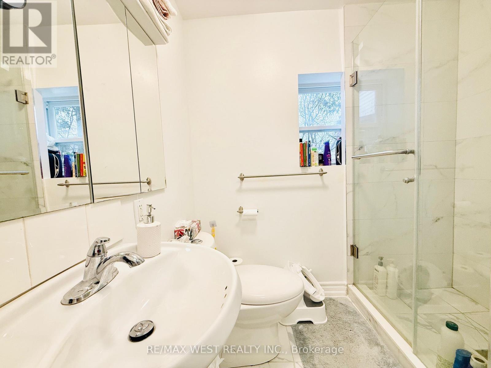 Main & 2Nd - 15 Keystone Avenue, Toronto, ON - Indoor Photo Showing Bathroom