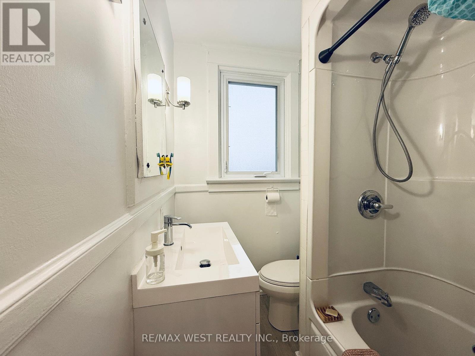 Main & 2Nd - 15 Keystone Avenue, Toronto, ON - Indoor Photo Showing Bathroom