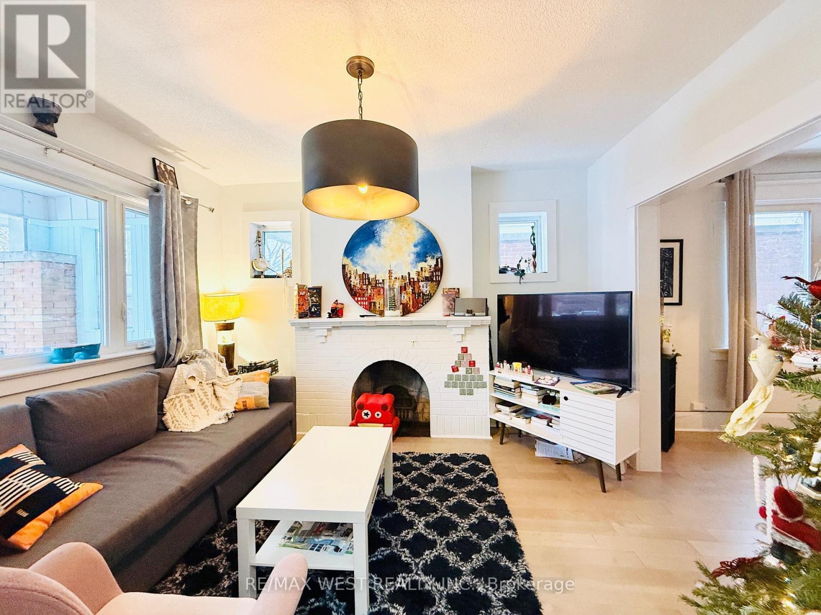 Main & 2Nd - 15 Keystone Avenue, Toronto, ON - Indoor Photo Showing Living Room