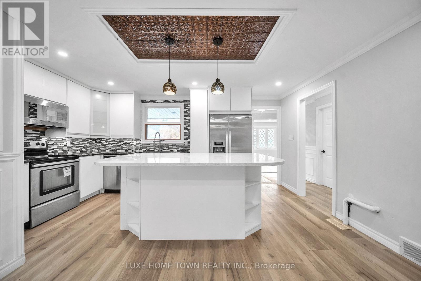 5 Centennial Drive, Brockton, ON - Indoor Photo Showing Kitchen With Upgraded Kitchen